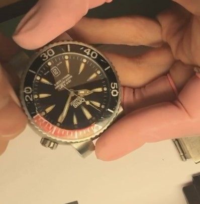 Процесс обслуживания часов Oris